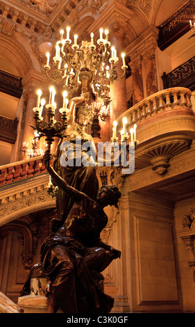 Une sculpture légère à l'Opéra Garnier, Paris, France Banque D'Images