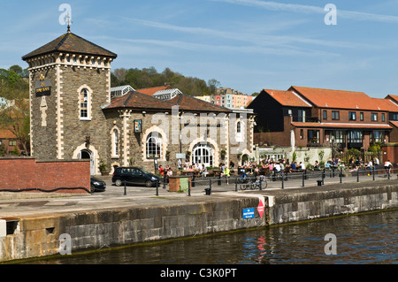 Les quais de condensats chauds dh Bristol BRISTOL Bristol City Docks port flottant quai public house pub harbourside Banque D'Images