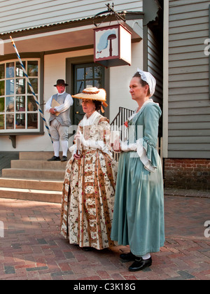 Actrices s'habillent de vêtements historiques sur les rues de Colonial Williamsburg, VA, un 'living history museum avec des participants. Banque D'Images