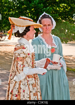 Actrices s'habillent de vêtements historiques sur les rues de Colonial Williamsburg, VA, un 'living history museum avec des participants. Banque D'Images