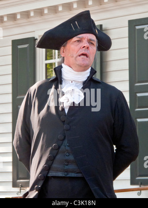 Un acteur représentant George Washington prononce un discours à l'extérieur de la Raleigh Tavern à Colonial Williamsburg, VA. Banque D'Images