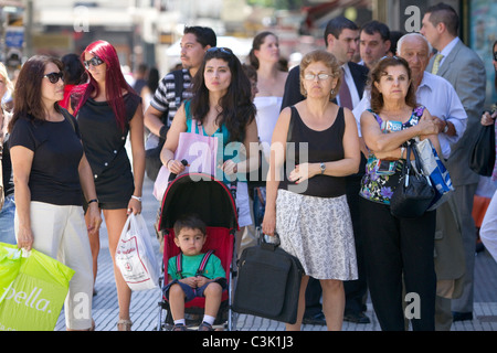 Pedestians sur Florida street dans le quartier Retiro de Buenos Aires, Argentine. Banque D'Images