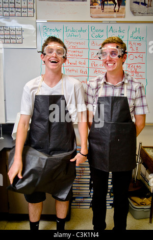 Deux heureux étudiants en chimie de l'école secondaire à San Clemente, CA, sont équipées pour une expérience de laboratoire portant des lunettes de sécurité. Banque D'Images