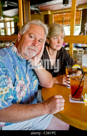 Un couple d'âge moyen semblait indifférent à l'ensemble plus de thés ensemble dans un Long Beach, CA, restaurant. MODEL