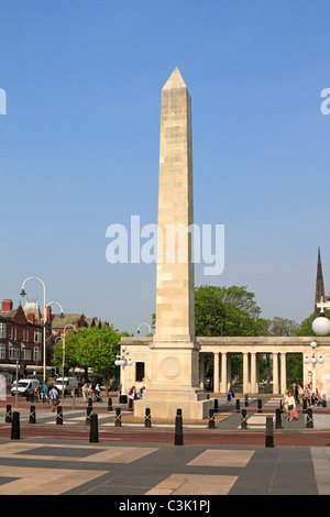 Obélisque et War Memorial sur Lord Street, Southport, Merseyside, Lancashire, England, UK. Banque D'Images