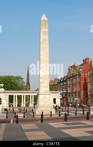 Obélisque et War Memorial sur Lord Street, Southport, Merseyside, Lancashire, England, UK. Banque D'Images