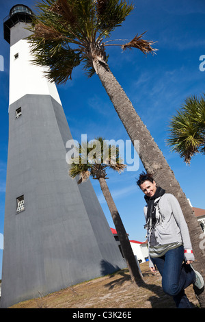 Jeune fille en jeune fille par phare de Tybee Island en Géorgie Banque D'Images