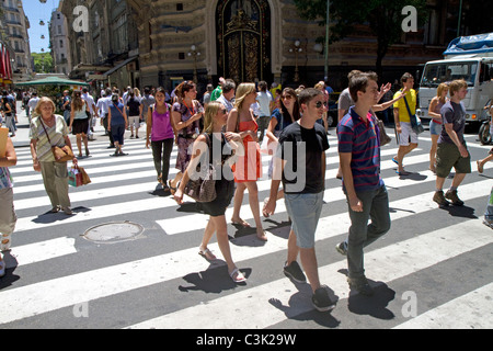 Pedestians sur Florida street dans le quartier Retiro de Buenos Aires, Argentine. Banque D'Images