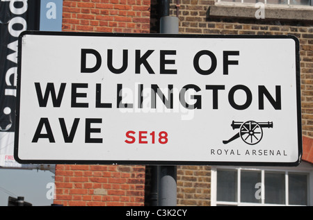 Signalisation routière pour 'Duke of Wellington Ave','Arsenal Royal, Woolwich, East London, UK. Banque D'Images