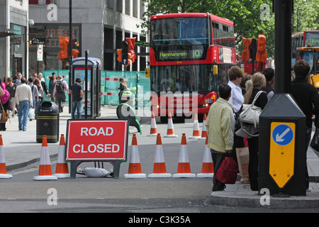 Road closed sign et les cônes des travaux routiers dans la région de Oxford Street, Londres, Angleterre Banque D'Images