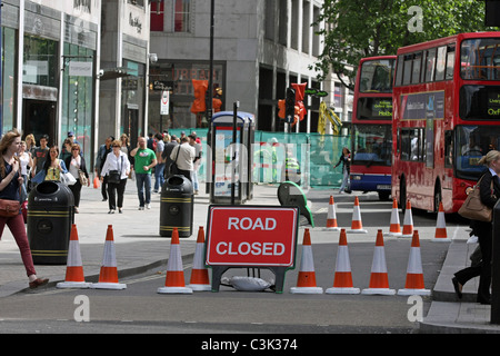 Road closed sign et les cônes des travaux routiers dans la région de Oxford Street, Londres, Angleterre Banque D'Images