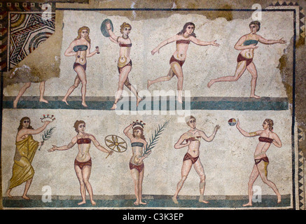 Mosaïque romaine à Piazza Armerina en Sicile représentant nymphes ou gymnastes féminines jouant les jeux de ballon. Banque D'Images