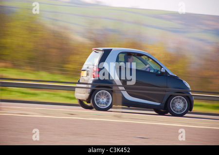 Smart car circulant sur l'autoroute (M62) à Huddersfield Banque D'Images