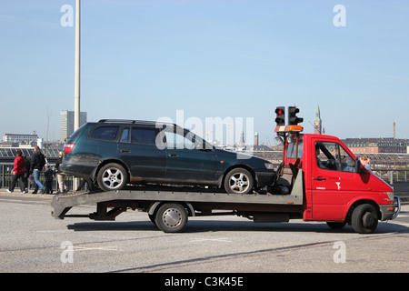 A broken down car été emmené par une dépanneuse Banque D'Images