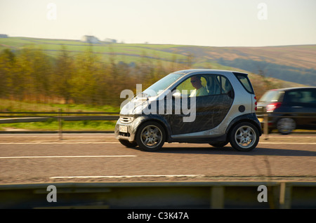 Smart car circulant sur l'autoroute (M62) à Huddersfield Banque D'Images