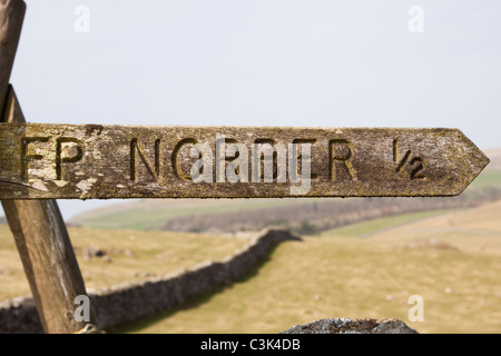 La marque d'une Norber, Austwick, Yorkshire Dales National Park, England, UK Banque D'Images