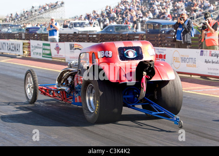 Red hot rod dragster sur la ligne de départ Banque D'Images