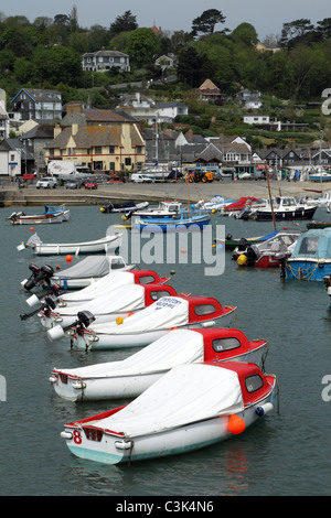 Petite pêche et bateaux de plaisance amarrés dans le port de Lyme Regis Banque D'Images