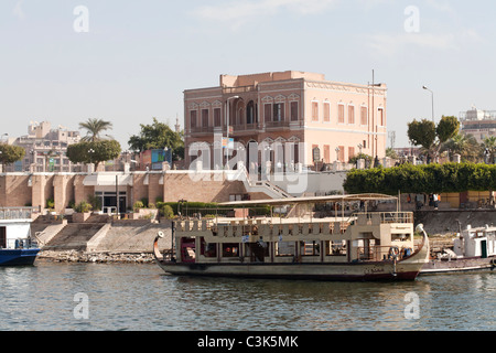 Luxor ferry amarré sur la Rive occidentale à East Bank avec ville en arrière-plan, Luxor, Egypte, Afrique du Sud Banque D'Images