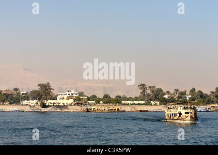 Traversée en ferry local de Louxor à partir de la rive est de Cisjordanie avec montagnes en arrière-plan, Luxor, Egypte, Afrique du Sud Banque D'Images