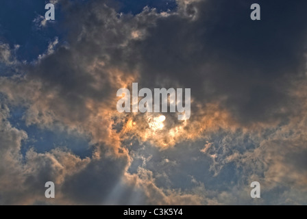 Beau ciel dramatique au lever du soleil avec les rayons du soleil qui s'en Banque D'Images