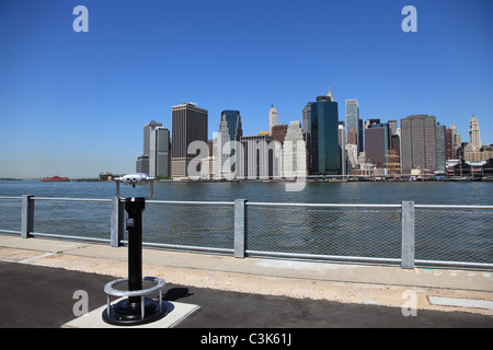 Vue de Manhattan depuis récemment ouvert Pier 1, partie de pont de Brooklyn Park, Brooklyn, New York City, USA Banque D'Images