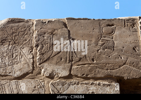 Close up de travail de secours sur les murs de la colonnade de Amehotep III du temple de Louxor en Égypte Banque D'Images