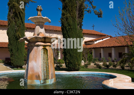 La fontaine de la cour intérieure, la Mission de San Antonio de Padua, comté de Monterey, Californie Banque D'Images