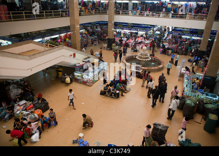 La cour centrale à Hanoi's du marché Dong Xuan, le plus vieux et le plus grand marché au Vietnam Banque D'Images