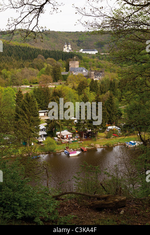 L'Europe, l'Allemagne, Rhénanie-Palatinat, vue de l'abbaye de kloster arnstein avec château en arrière-plan Banque D'Images