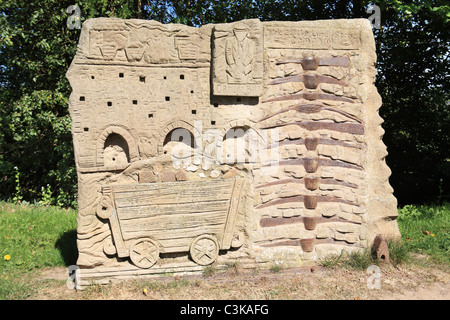 Une sculpture en pierre par Anthony Lysycia près de pont-canal de Pontcysyllte, au nord du Pays de Galles, Royaume-Uni Banque D'Images