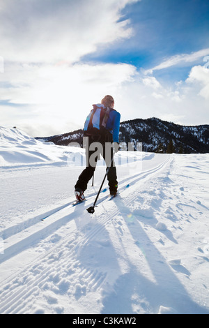 Une femme le ski de fond sur les sentiers près de Sun Mountain Lodge dans la vallée de Methow, Washington, USA. Banque D'Images