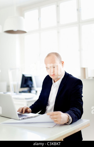 Man working in office Banque D'Images