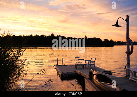 Coucher du soleil au-dessus de l’eau Banque D'Images