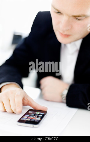 Man looking at mobile phone Banque D'Images