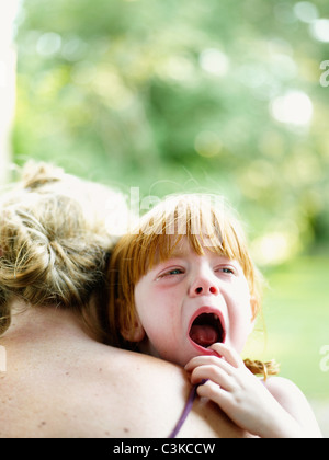 Mère fille pleurer consolant Banque D'Images