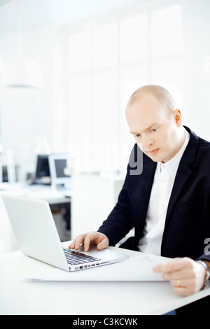 Man working in office Banque D'Images