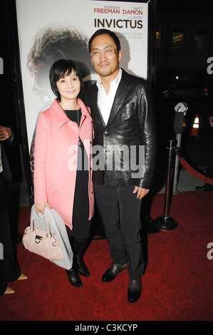 Ken Watanabe et femme Yumiko Le Los Angeles premiere de 'Invictus' organisée à l'Académie Theatre Los Angeles, Californie - Banque D'Images