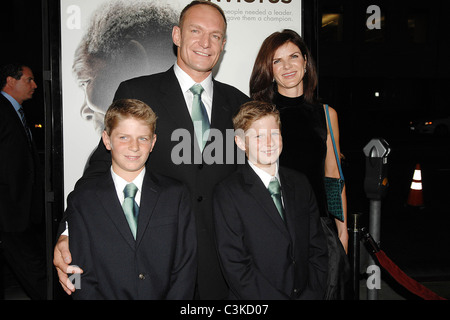 La famille de François Pienaar et Los Angeles premiere de 'Invictus' organisée à l'Académie Theatre Los Angeles, Californie - Banque D'Images