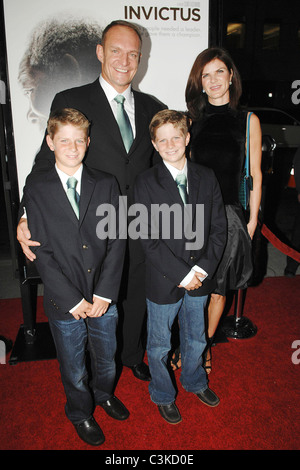 La famille de François Pienaar et Los Angeles premiere de 'Invictus' organisée à l'Académie Theatre Los Angeles, Californie - Banque D'Images