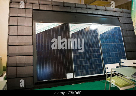 Paris, France, salon industriel, « Foire de Paris » « Panneaux d'énergie solaire » sur écran « supplément photovoltaïque » entreprise responsable, matériaux de construction durables Banque D'Images