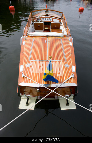 Bateau amarré avec drapeau suédois sur mer Banque D'Images