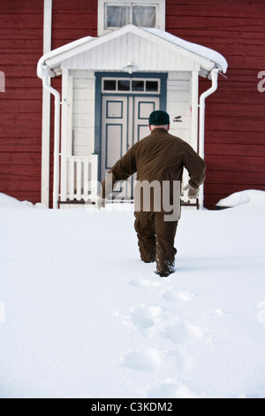 Un homme qui marche dans la neige, la Suède. Banque D'Images