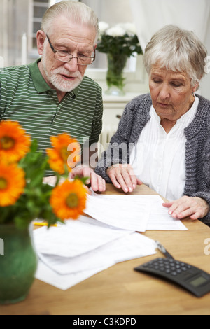 Un couple de personnes âgées à domicile, la Suède. Banque D'Images