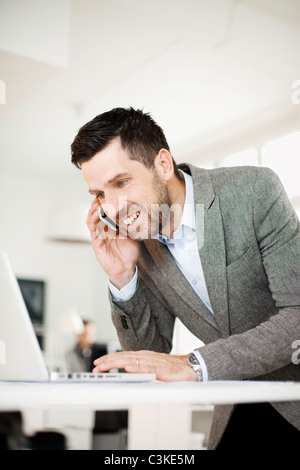 Man working in office Banque D'Images