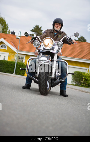 Senior man riding moto vintage Banque D'Images