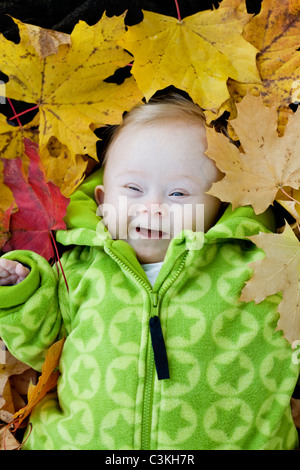 Une petite fille souriante, la Suède. Banque D'Images