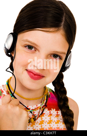 Portrait of a Girl listening to music on headphones isolated over white Banque D'Images