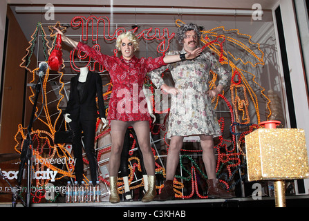 Noel Fielding de The Mighty Boosh et Julian Barratt boutique Stella McCartney les lumières de Noël sur Londres, Angleterre - Banque D'Images