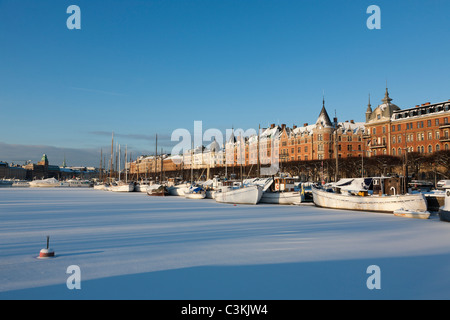 Frozen river en ville pendant l'hiver Banque D'Images